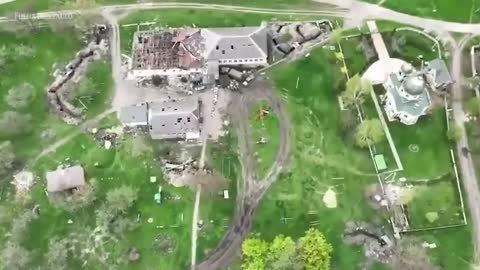 Vídeo mostra drone ucraniano lançando bomba sobre soldados russos | CENAS DA GUERRA