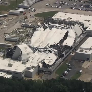 Tornado niszczy fabrykę Pfizera w North Carolina , Usa.
