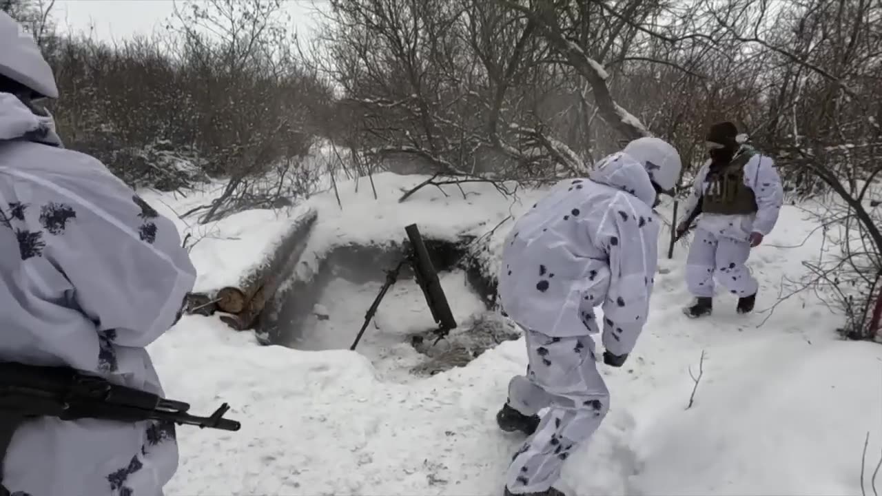 Ukrainian and Russian soldiers fighting in the street of bakhmut .