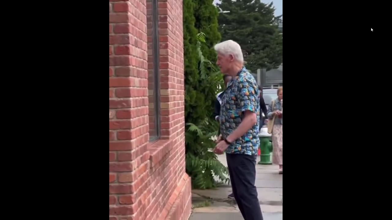 Another video of Ex POTUS Clinton Wondering Around, while Nobody seems to Notice