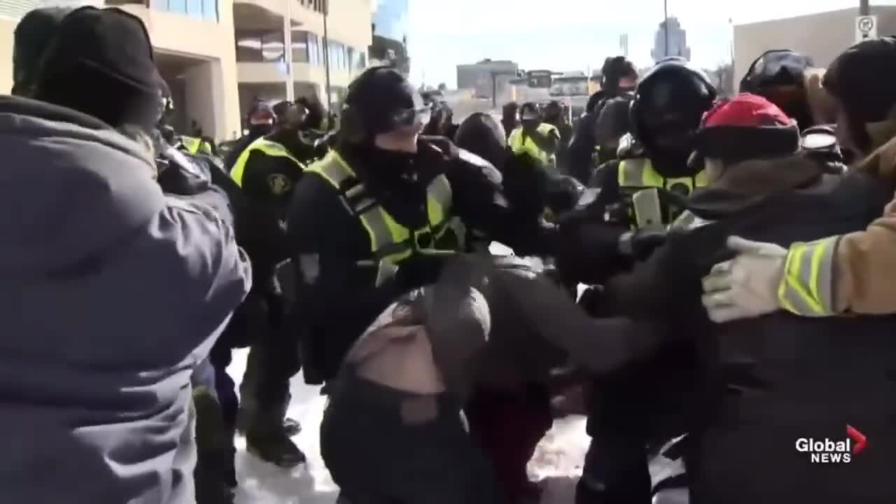 Policier frappe homme blessé et lui donne coups de genou