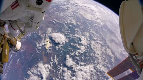 Astronautas pierden un escudo en el espacio por accidente (GoPro 8K)