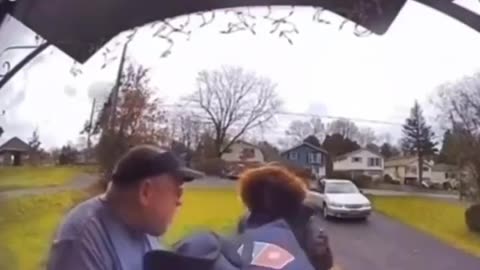 A women beat up a delivery man