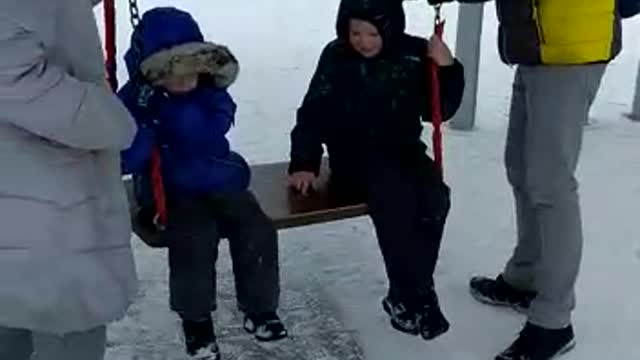 20180122 - Егор, Вася и Полина на качелях (у Мышкиной)