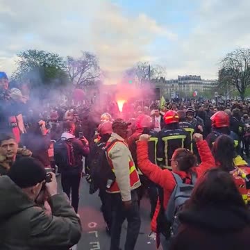 French people continuously protesting