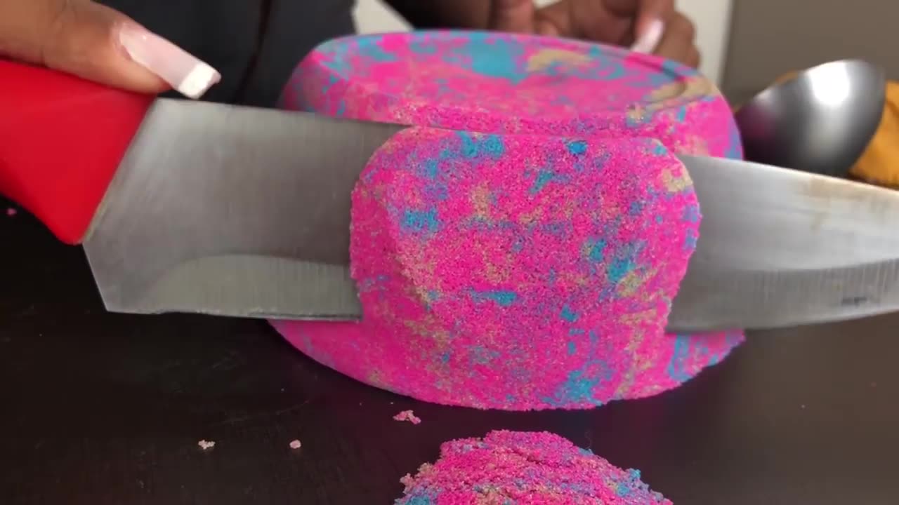 TESTING KINETIC SAND !! (SATISFYING VIDEO)