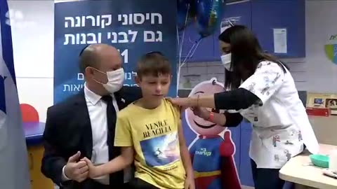 ראש הממשלה נפתלי בנט ליווה היום את בנו דוד שהתחסן במנת החיסון הראשונה רק מוזר שהאחות מסתירה את המזרק