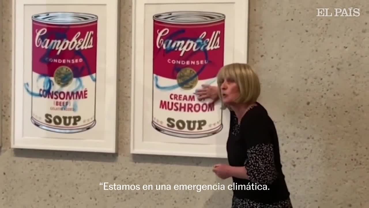 Activistas climáticas se pegan a una obra de Warhol en Australia