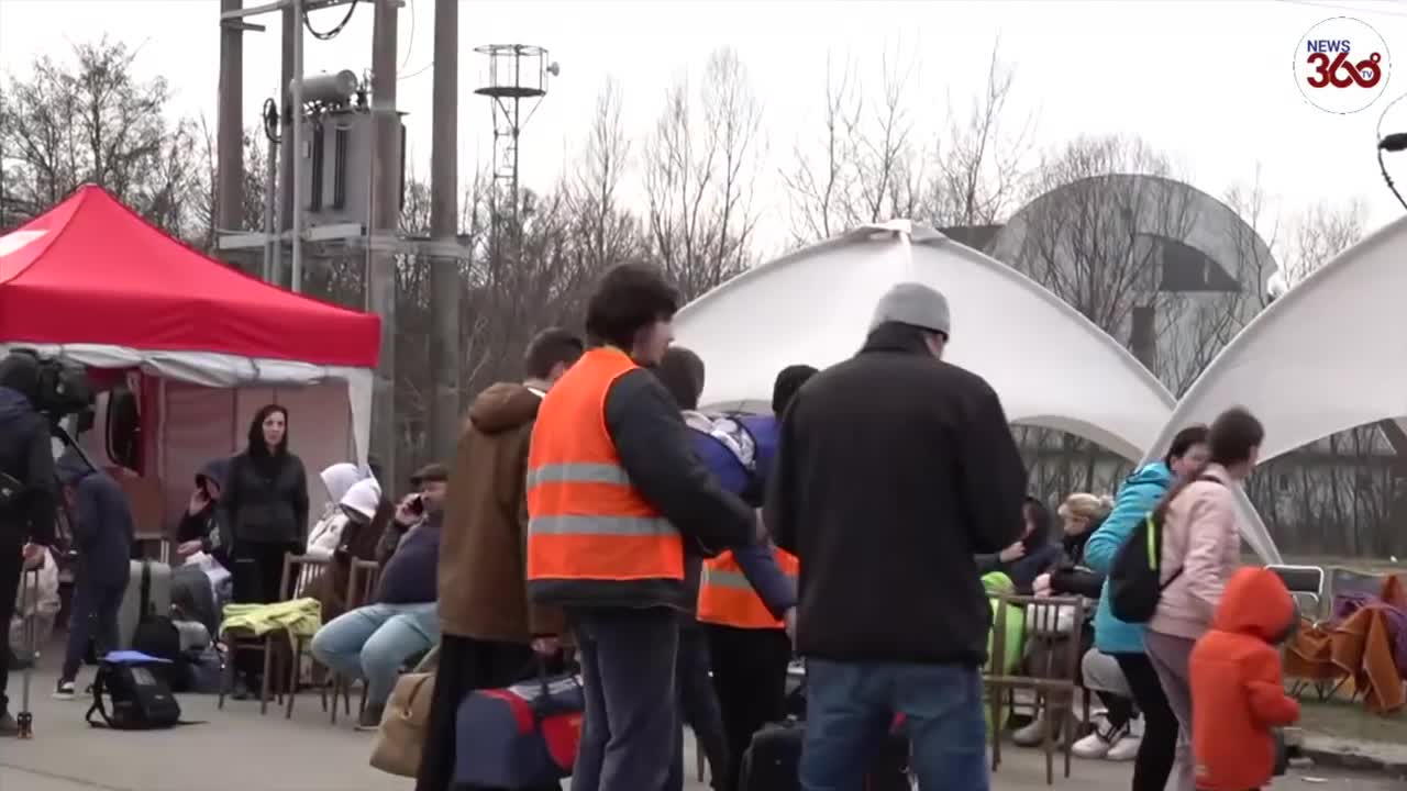 Ukrainian refugees set up camps near Slovakia border