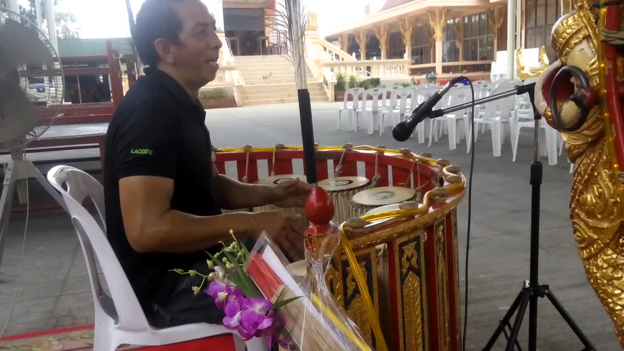 Street Drummer Fail!