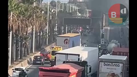 Cortada la Ronda Litoral sentido Llobregat por el incendio de un camión