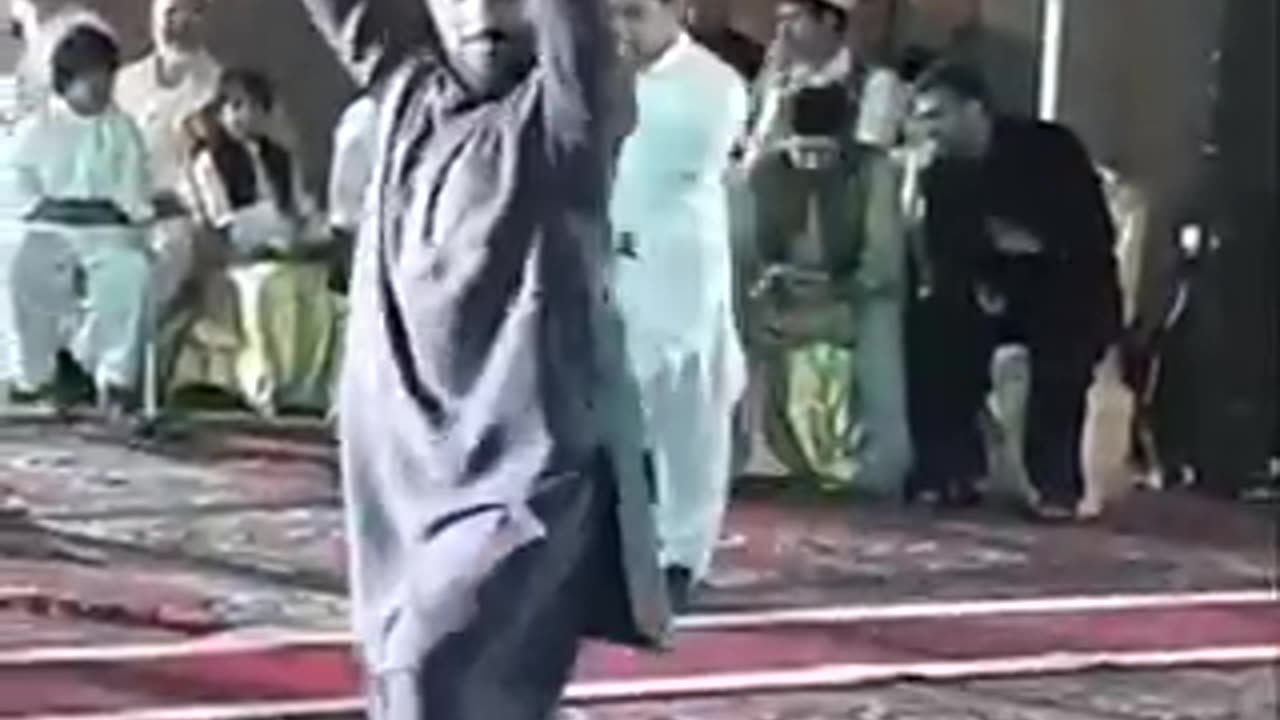 Pakistani Boy and Qatari Boy Dancing - Beautiful Video