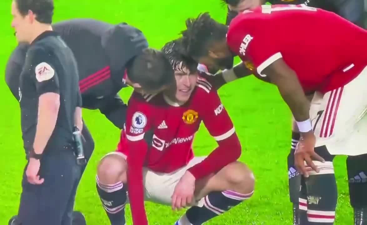 Manchester United Victor Lindelof colapses on field after experiencing chest pains