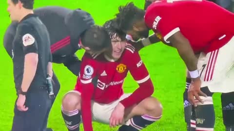 Manchester United Victor Lindelof colapses on field after experiencing chest pains