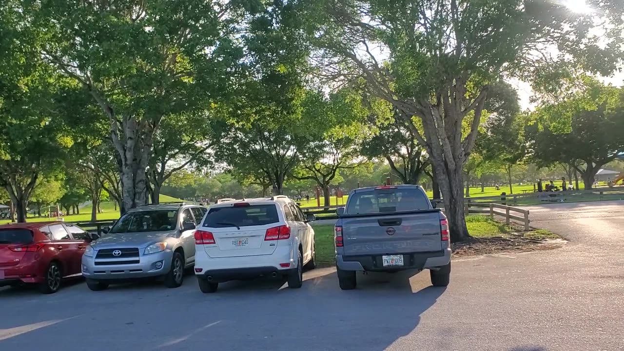 Nos detuvimos a descansar un rato despues de un largo paseo por el dia de los padres