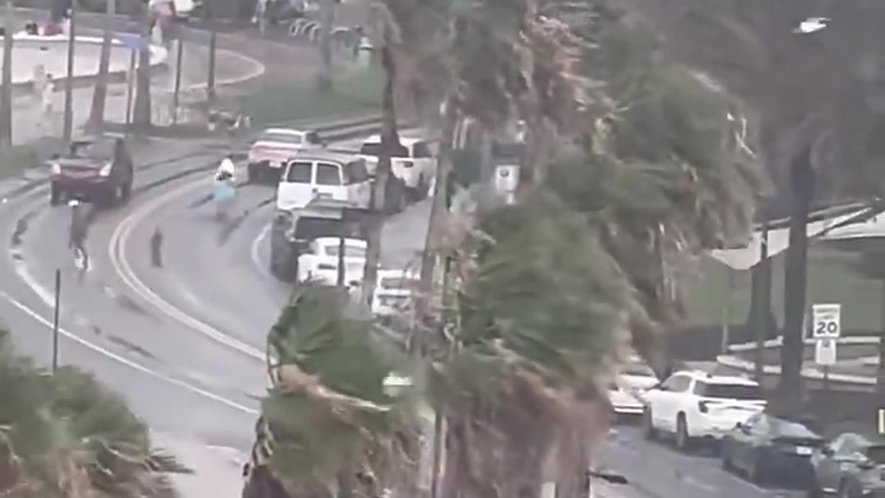 Footage captures waterspout ripping through crowded beach
