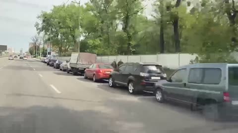 Benzín je na Ukrajině je nedostakovým zbožím - Obrovské fronty v Kyjevě