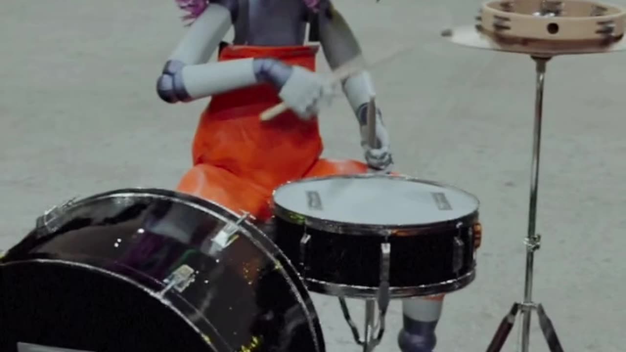 MAASE Playing Drums