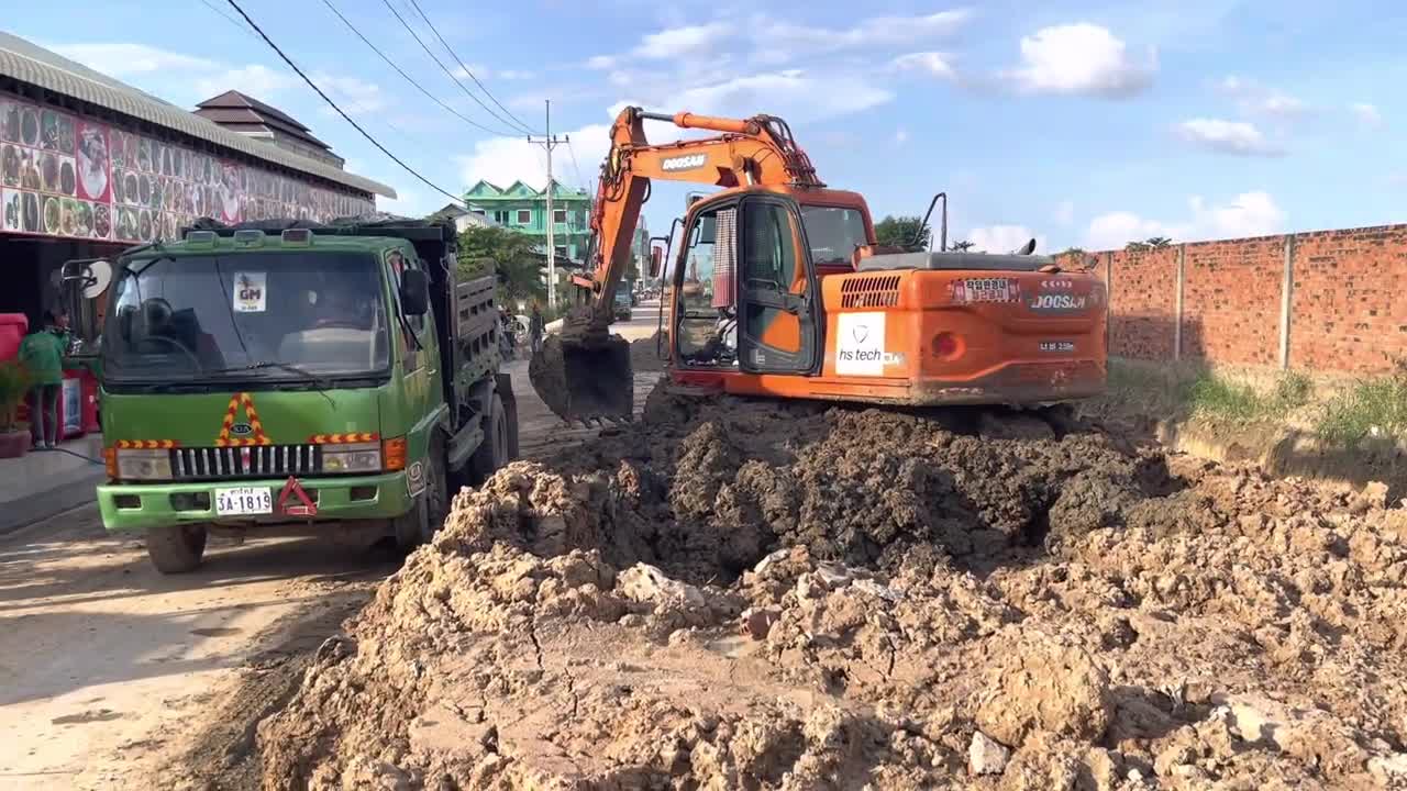 DOOSAN DX-300-LC-HD Excavator Dig mud Dirt To prepare drainage and roads Be Tong