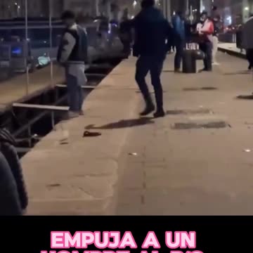 Francia | Francés empuja a un hombre al río por orinar en público