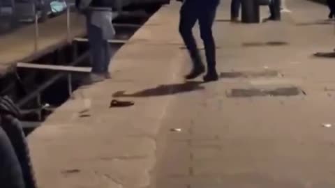 Francia | Francés empuja a un hombre al río por orinar en público
