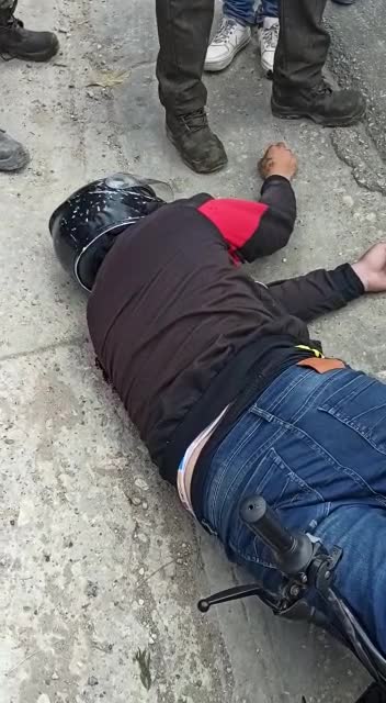 Video: ¡Indignante¡ Una pareja robó el celular a un muerto