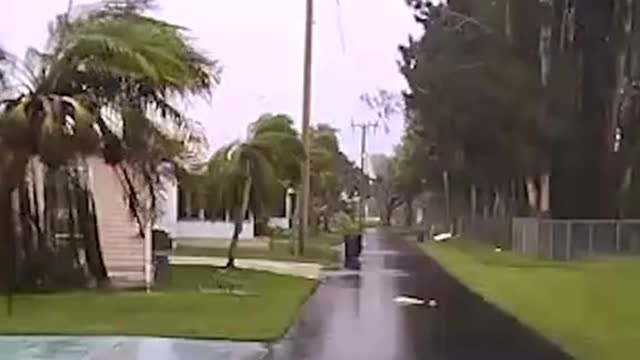 Tornado rips through Florida neighborhood