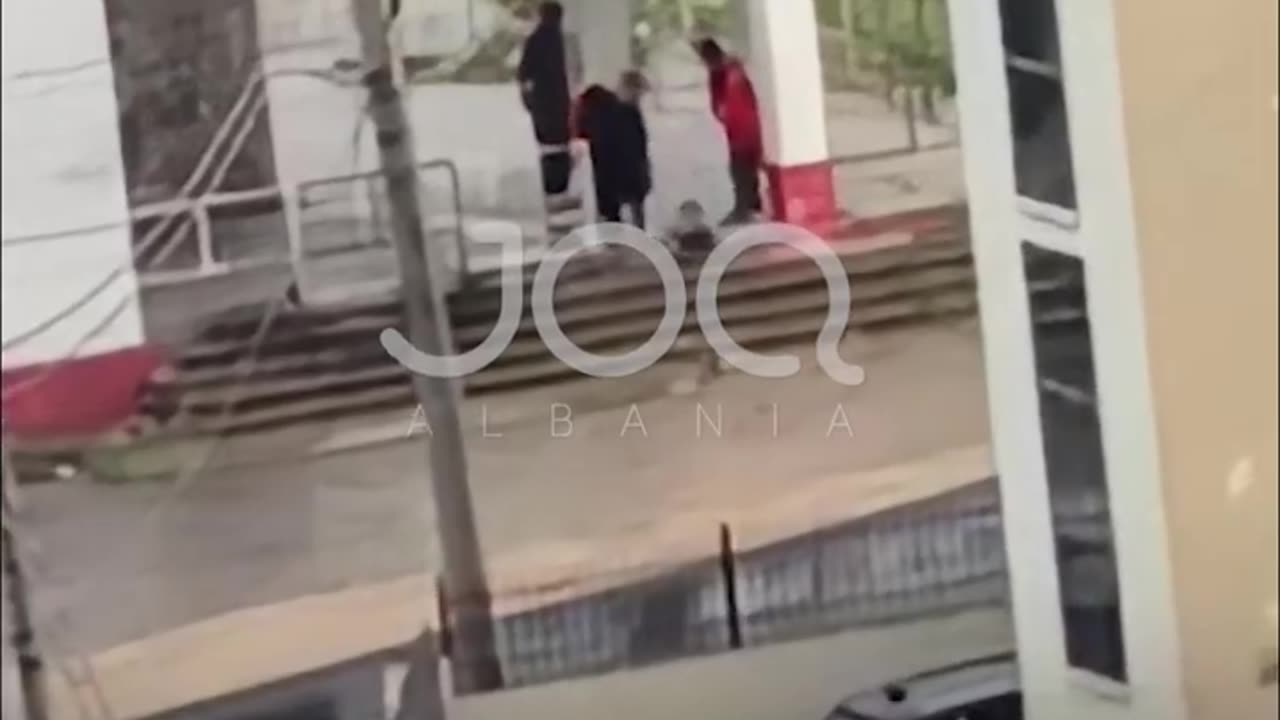 EMRI/ U filmua duke dhunuar fëmijën e saj të mitur, nis hetimi për nënën 22-vjeçare