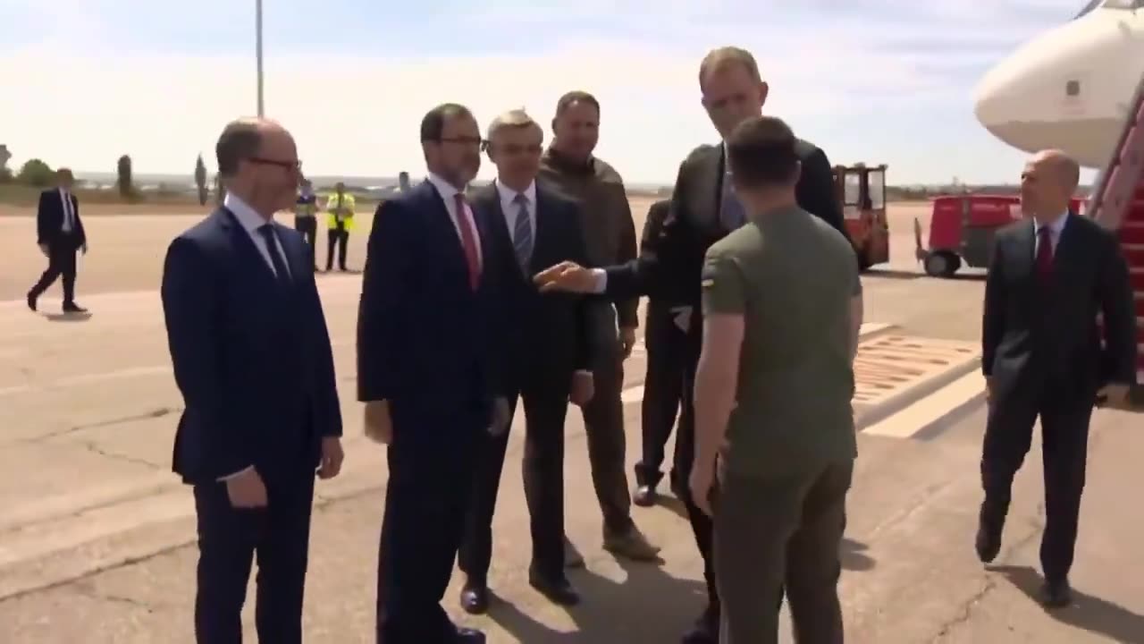 Zelensky arrived at Baraja's airport welcomed by the King of Spain.