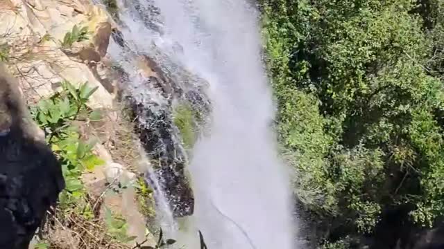 Piscina de borda infinita 💦 O paraíso é aqui!