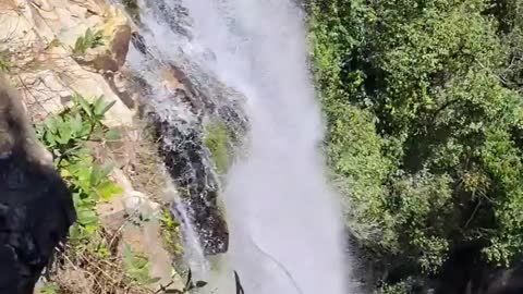 Piscina de borda infinita 💦 O paraíso é aqui!