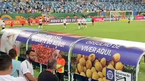 Torcedores com camisa do Cuiabá vibram com gol do Corinthians