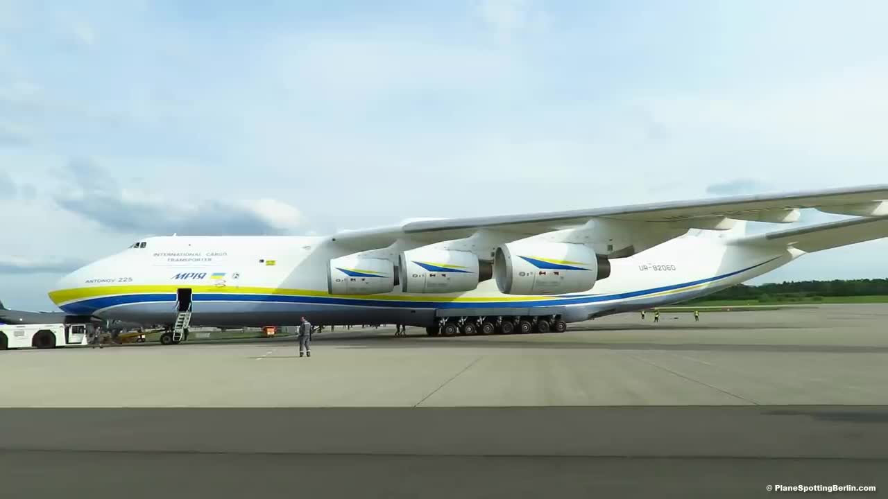ANTONOV AN-225 - CLOSE UP PUSHBACK of WORLDS LARGEST AIRCRAFT at ILA 2018 Air Show!