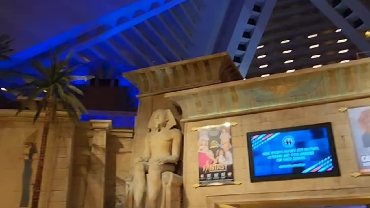 Walking🚶♂️into Luxor #LasVegas