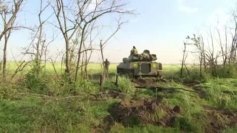 Ukrainian forces fire Soviet-era howitzer as liberation of Kherson continues