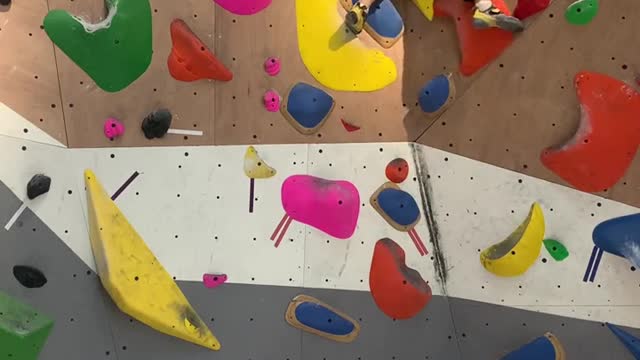 One starting v4 is slightly difficult, and two dynamic lines static v3. Try [Wangchai]