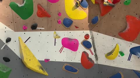 One starting v4 is slightly difficult, and two dynamic lines static v3. Try [Wangchai]