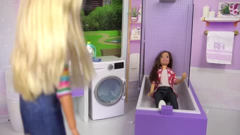 Barbie Doll Family Unpacking & Moving to a New York City-11