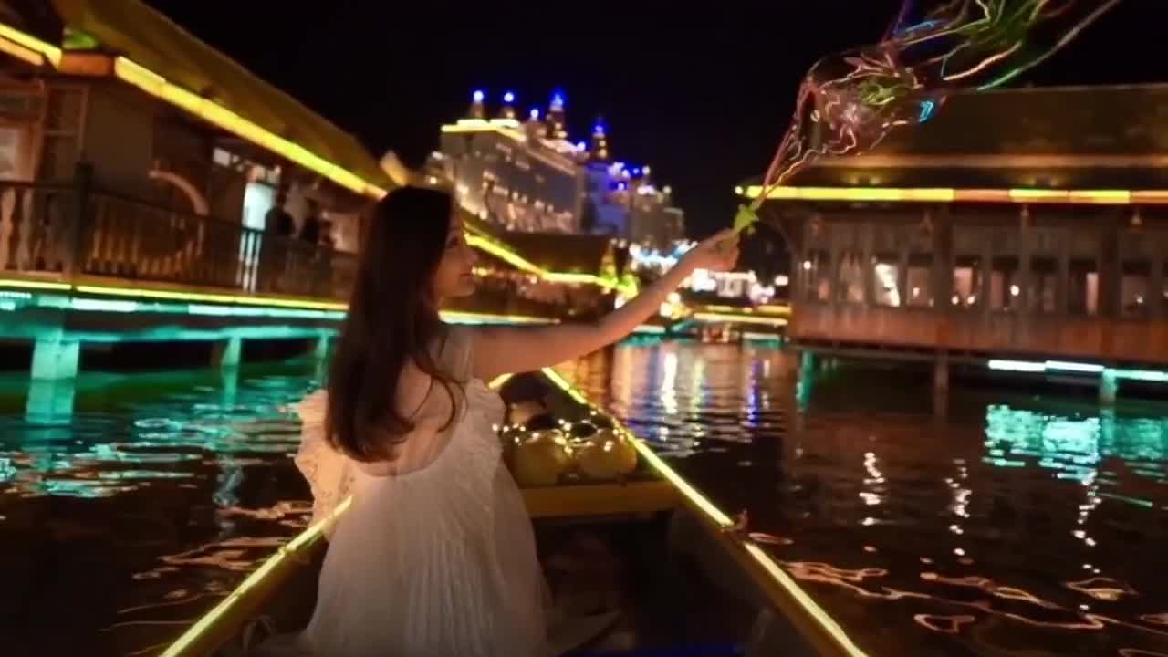 Chinese girl swims in a canoe and blows adorable soap bubbles