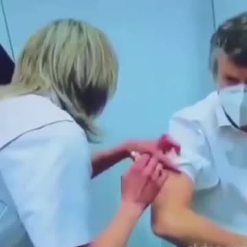 Alexander de Croo , ministro belga se vacinando