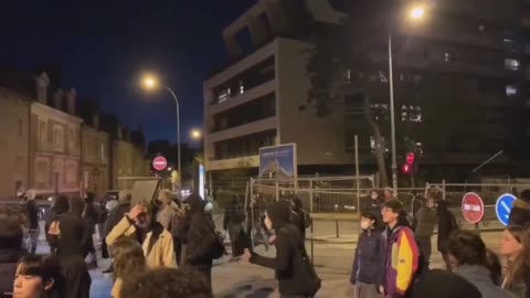 Ao longo da noite continuaram os protestos contra as eleições francesas