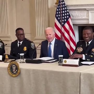 Biden se ríe de comentarios sobre su salud