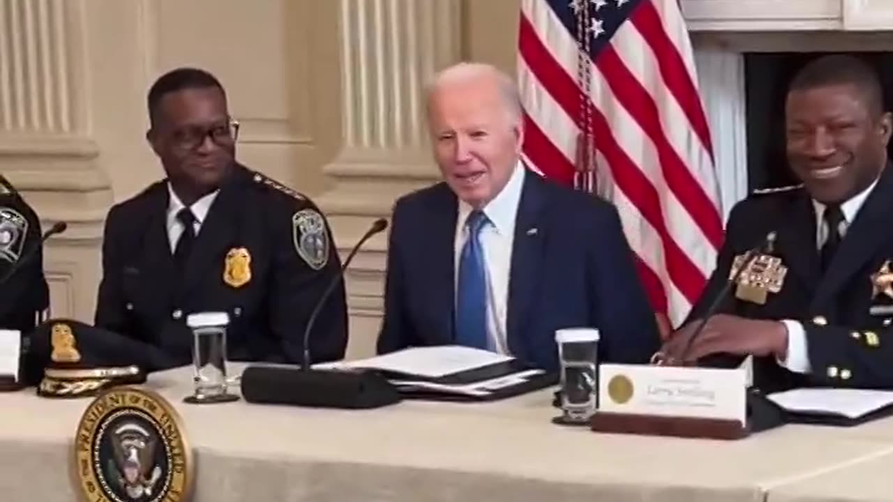 Biden se ríe de comentarios sobre su salud