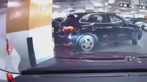 Funny people, this woman is trying out for the worst driver competition.