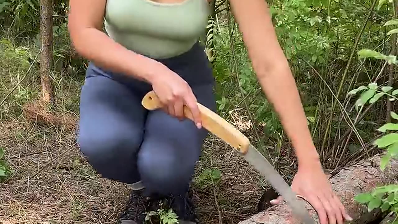 Pretty WOMAN knows how to handle a knife🔪 #camping #survival #bushcraft