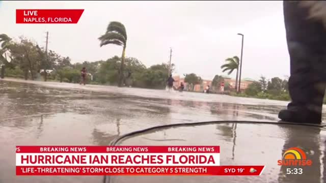 Australian cameraman drops his camera to run and help people fleeing Hurricane lan