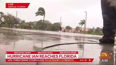 Australian cameraman drops his camera to run and help people fleeing Hurricane lan