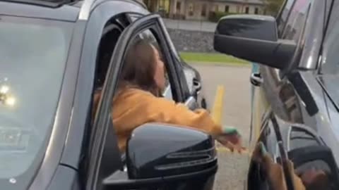 A WOMAN WENT UPSET BECAUSE SOMEONE ELSE PACK HIS CAR CLOSE TO HER CAR.