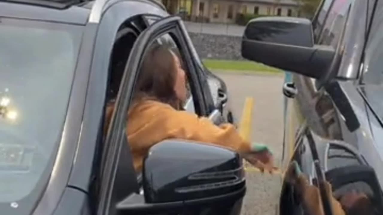 A WOMAN WENT UPSET BECAUSE SOMEONE ELSE PACK HIS CAR CLOSE TO HER CAR.