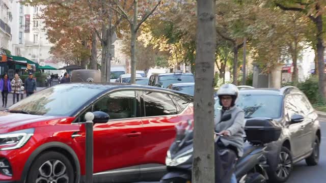 People waiting hours to fill gas tanks in Paris